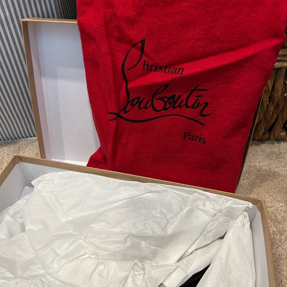 Christian Louboutin So Kate. Size 8. Black, 4inch high. Used once - Picture 4 of 8